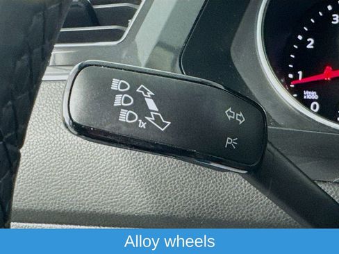 Used 2018 Volkswagen Tiguan SE w/ Panoramic Sunroof Package image 14