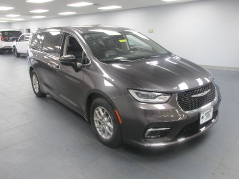 Used 2023 Chrysler Pacifica Touring-L FWD image 3