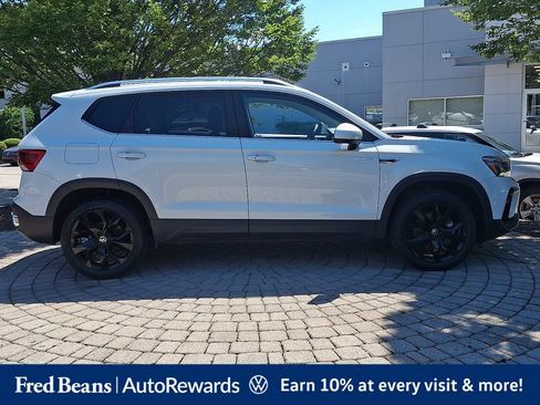 Certified 2023 Volkswagen Taos SE w/ Black Wheel Package FWD image 9