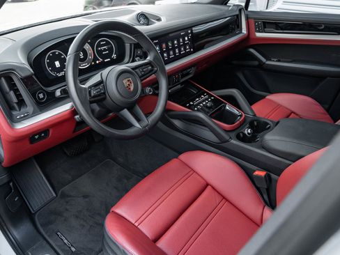 Used 2024 Porsche Cayenne Coupe AWD/4WD image 2