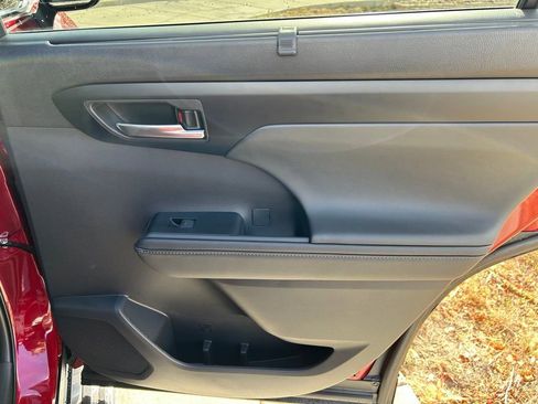 Used 2026 Toyota Highlander XLE image 28