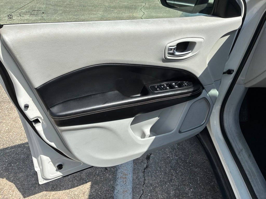 Used 2019 Jeep Compass Latitude FWD image 19