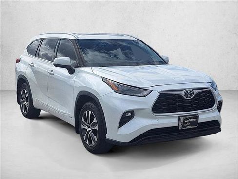 Used 2022 Toyota Highlander XLE AWD/4WD image 3