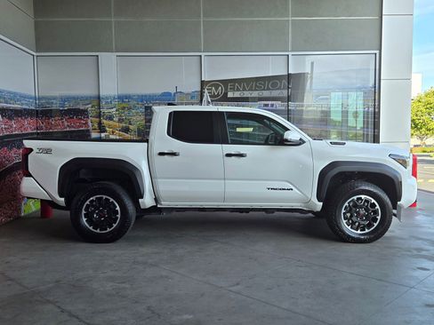 Certified 2025 Toyota Tacoma TRD Off-Road AWD/4WD image 4