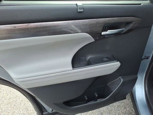 Used 2021 Toyota Highlander Platinum image 19