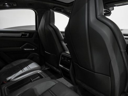 Used 2020 Porsche Cayenne Turbo image 33