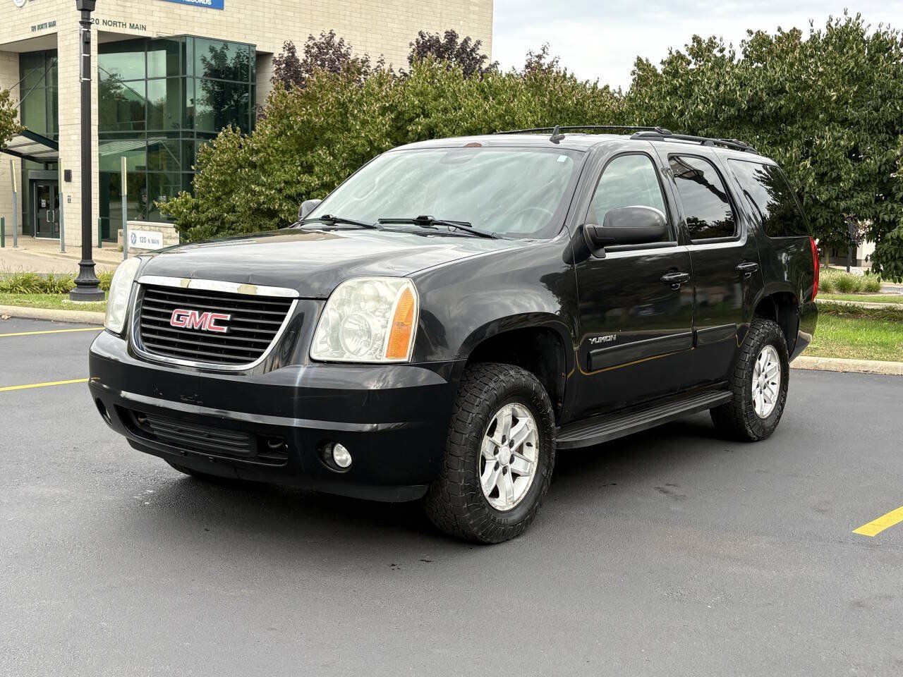 Used 2010 GMC Yukon SLE w/ SLE-2 Equipment Package AWD/4WD image 1