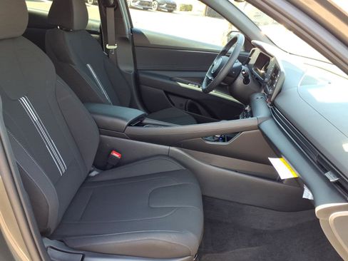 New 2026 Hyundai Elantra SEL Sport FWD image 7