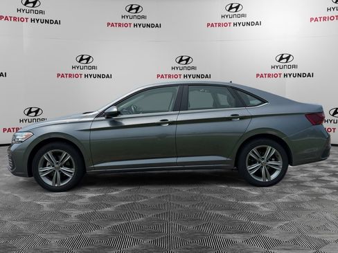 Used 2024 Volkswagen Jetta SE FWD image 6