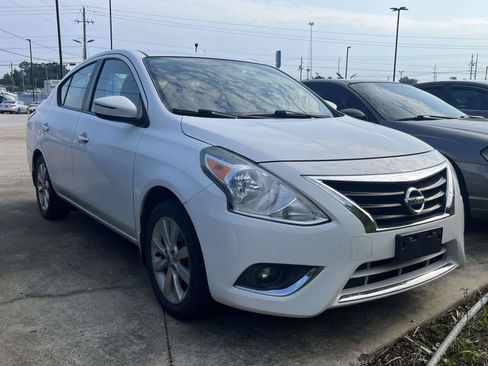 Used 2015 Nissan Versa FWD image 2