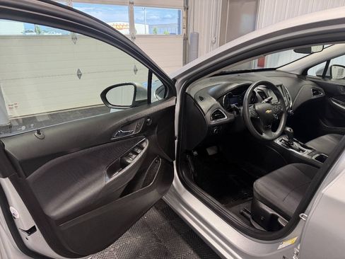 Used 2018 Chevrolet Cruze LT FWD image 8