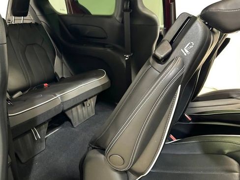Used 2023 Chrysler Pacifica Limited w/ Uconnect Theater Family Group FWD image 23