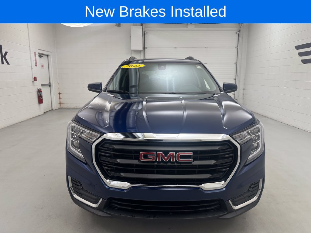 Used 2023 GMC Terrain SLE w/ Driver Convenience Package FWD image 2