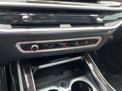 Used 2025 BMW X7 M60i AWD/4WD image 19