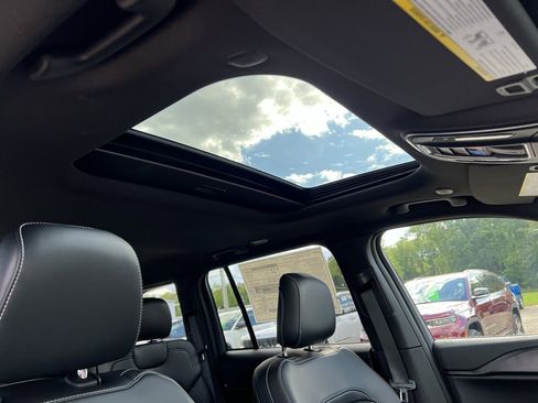 New 2025 Jeep Grand Cherokee Altitude image 11