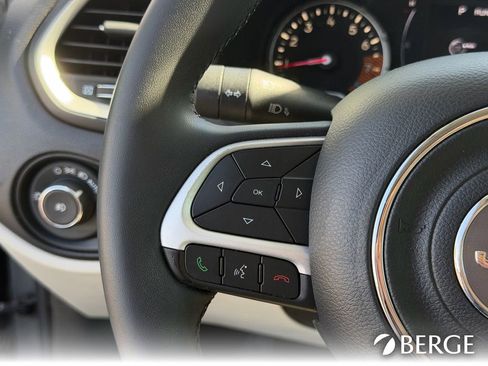 Used 2020 Jeep Renegade Latitude FWD image 16