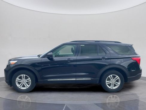 Used 2024 Ford Explorer XLT AWD/4WD image 2