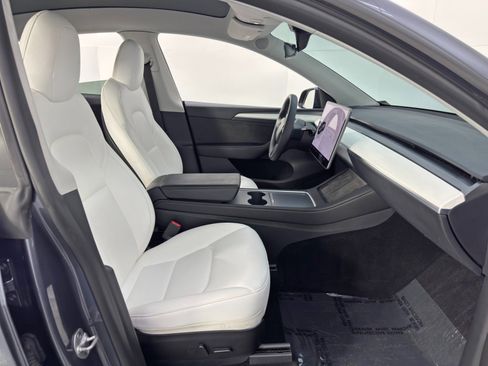 Used 2022 Tesla Model Y Long Range image 16