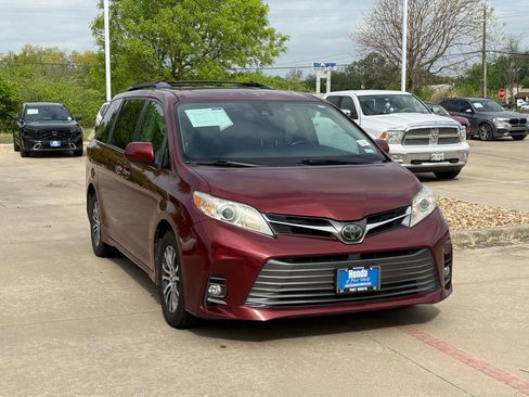 Used 2018 Toyota Sienna XLE image 11