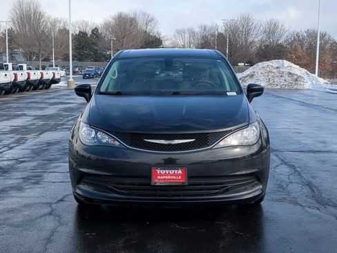Used 2017 Chrysler Pacifica LX image 4