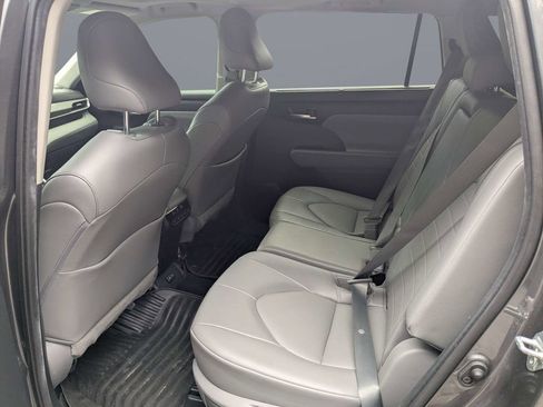 Used 2022 Toyota Highlander XLE FWD image 15