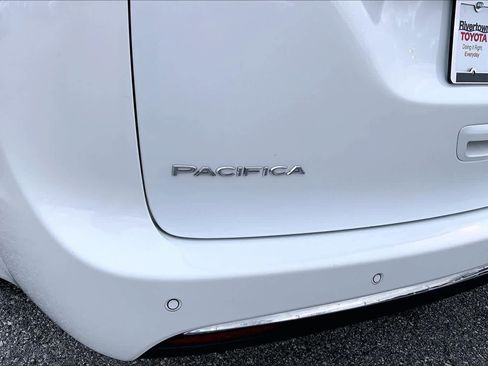 Used 2023 Chrysler Pacifica Touring-L image 9