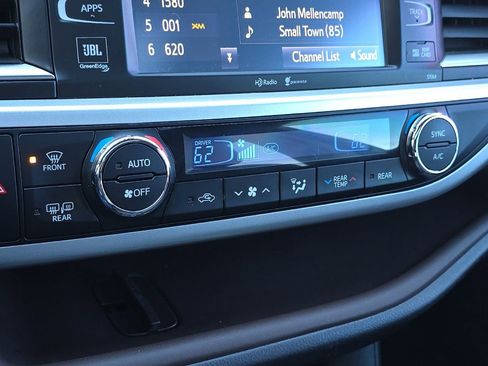 Used 2015 Toyota Highlander Limited w/ Driver Technology Package image 22