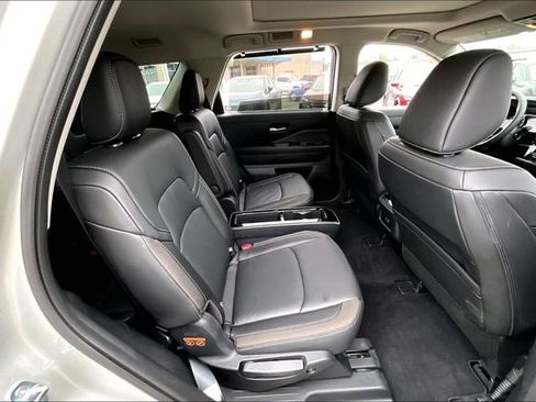 Certified 2025 Nissan Pathfinder SL w/ SL Premium Package image 22
