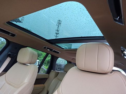 Certified 2025 Land Rover Range Rover SE AWD/4WD image 25