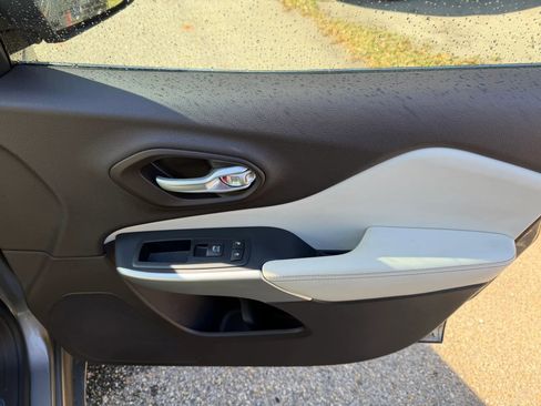 Used 2016 Jeep Cherokee Overland w/ Technology Group image 9