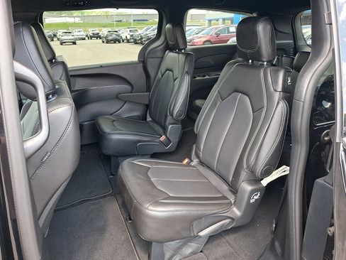Used 2025 Chrysler Pacifica Select AWD/4WD image 10