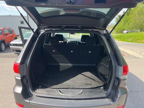 Used 2019 Jeep Grand Cherokee Laredo AWD/4WD image 17