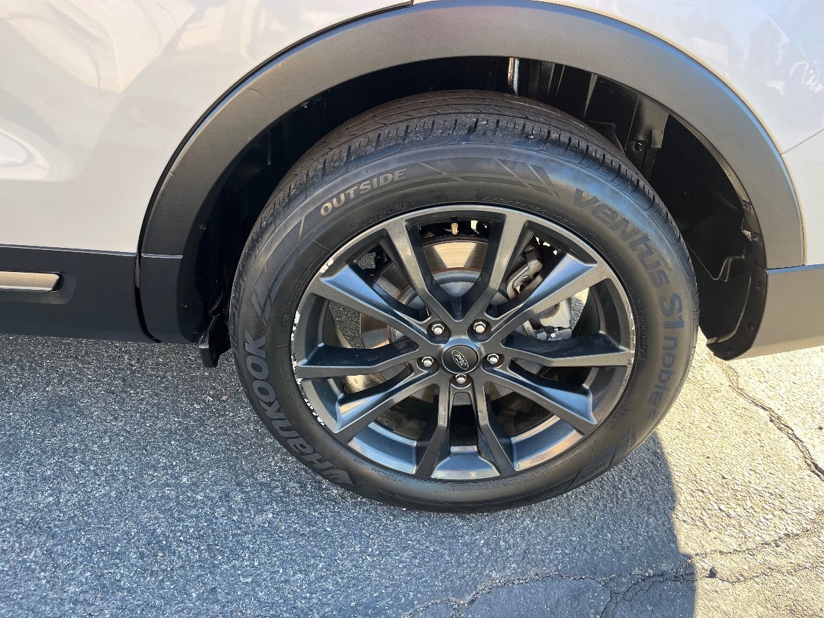 Used 2017 Ford Explorer XLT w/ Equipment Group 202A FWD image 46