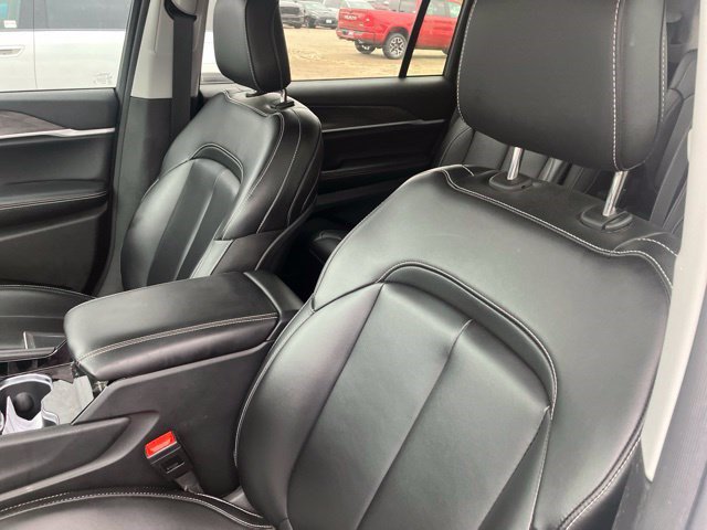 Used 2023 Jeep Grand Cherokee L Limited w/ Black Appearance Package AWD/4WD image 10