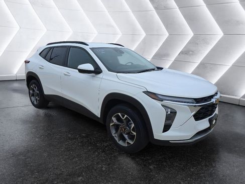 New 2026 Chevrolet Trax LT w/ LT Convenience Package FWD image 3