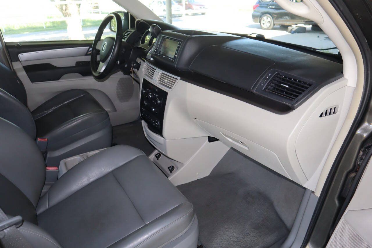 Used 2010 Volkswagen Routan SE FWD image 32