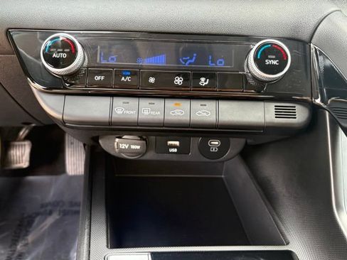 Used 2025 Hyundai Elantra Hybrid FWD image 16