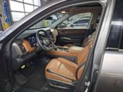 Used 2024 Nissan Pathfinder Platinum w/ Cargo Package image 9