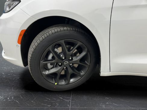 New 2026 Chrysler Pacifica Select AWD/4WD image 38