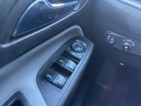 Used 2020 Chevrolet Equinox LS image 36