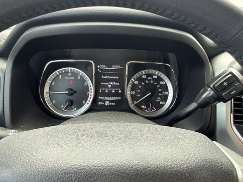 Used 2017 Nissan Titan SL w/ SL Towing Convenience Package RWD image 10