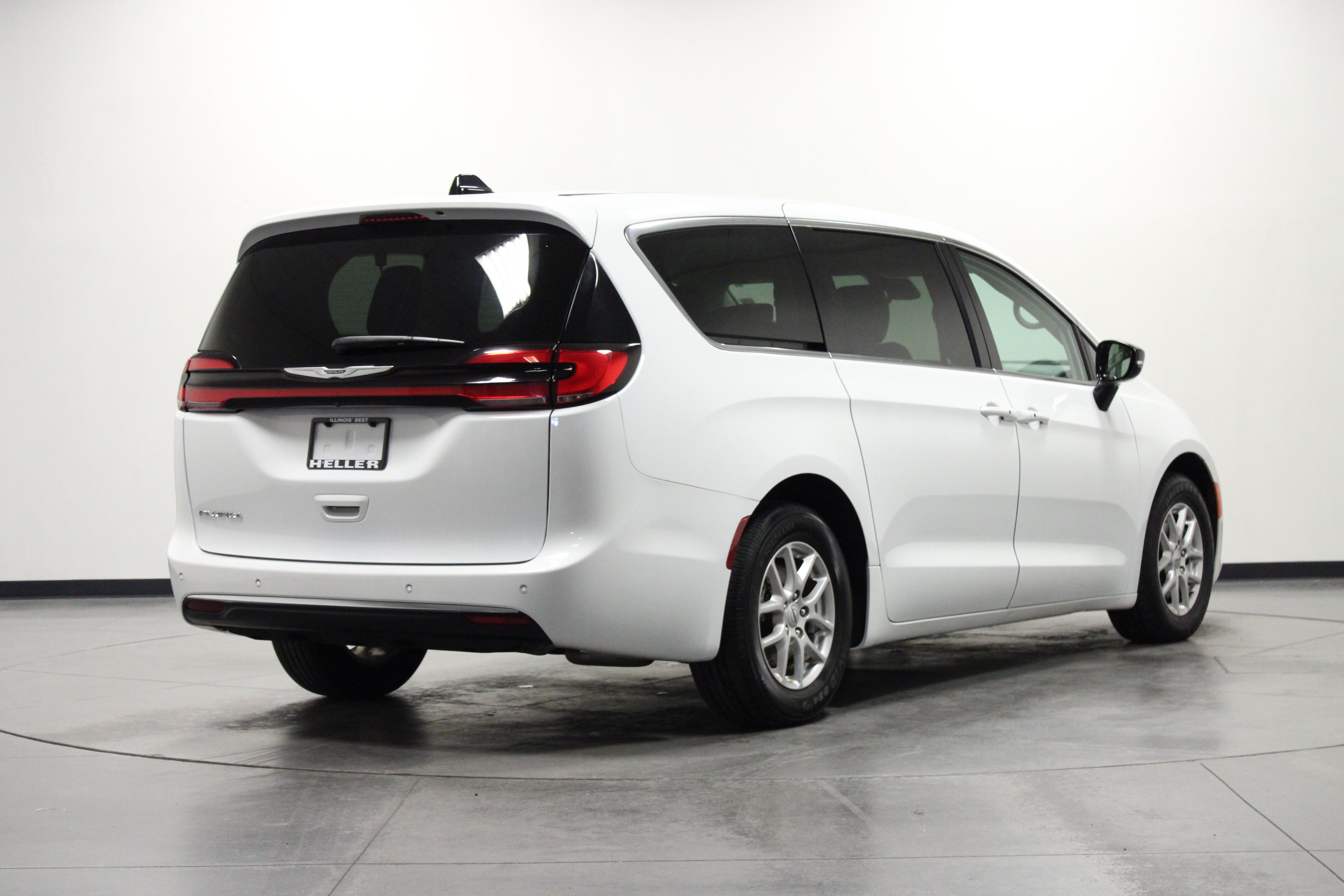 Used 2024 Chrysler Pacifica Touring-L FWD image 4