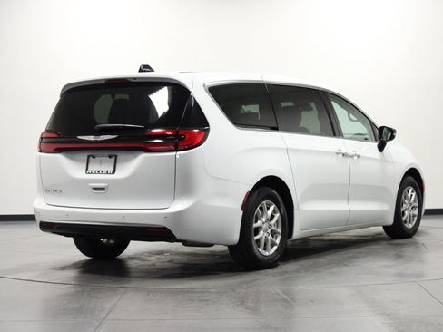Used 2024 Chrysler Pacifica Touring-L FWD image 4