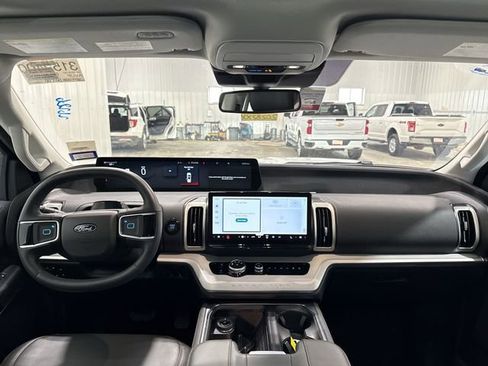 Used 2025 Ford Expedition Active image 4