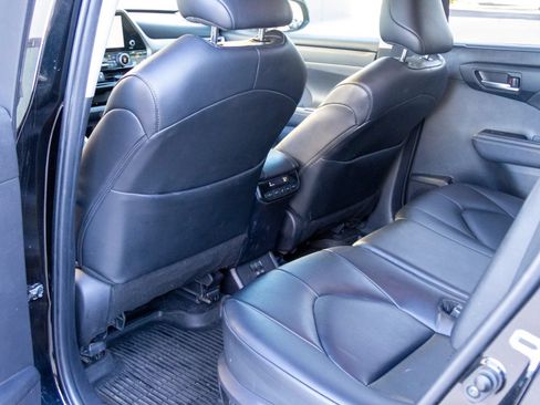 Used 2024 Toyota Highlander XLE FWD image 10