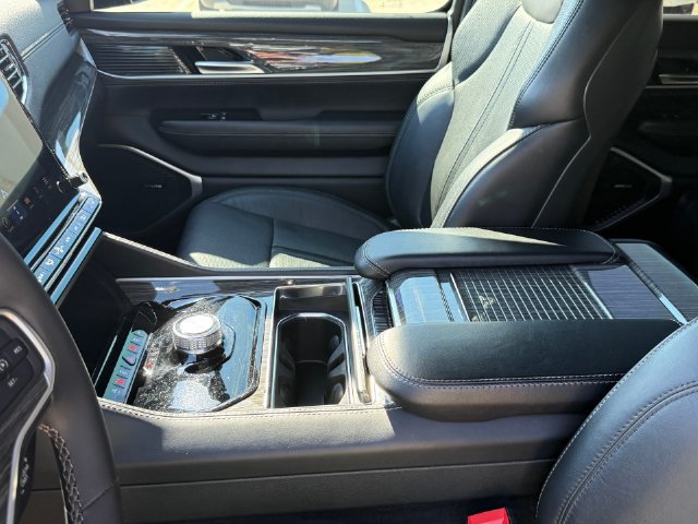 Used 2022 Jeep Wagoneer Series II RWD image 12