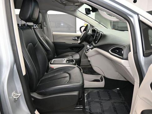 Used 2024 Chrysler Pacifica Select image 49