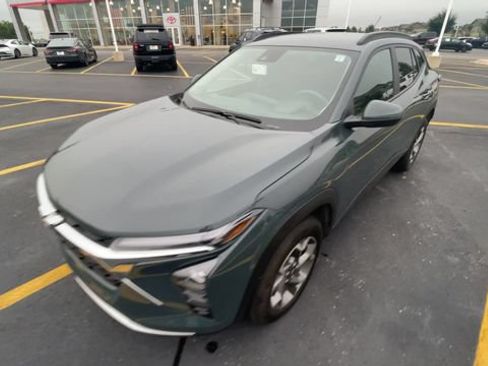 Used 2025 Chevrolet Trax LT FWD image 6