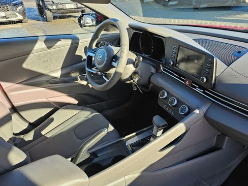 Used 2023 Hyundai Elantra SE image 10