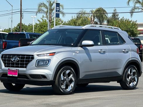 Used 2025 Hyundai Venue SEL FWD image 9